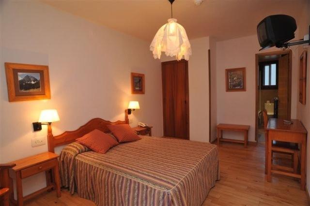 Hotel Roya Espot Exteriör bild